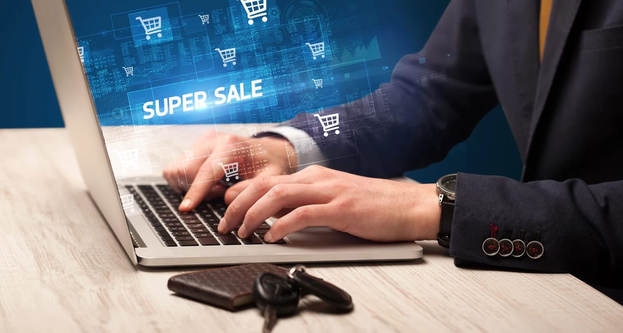 laptop z hasłem wyprzedaży i ikonami koszyków, reklama oraz promowanie ofert